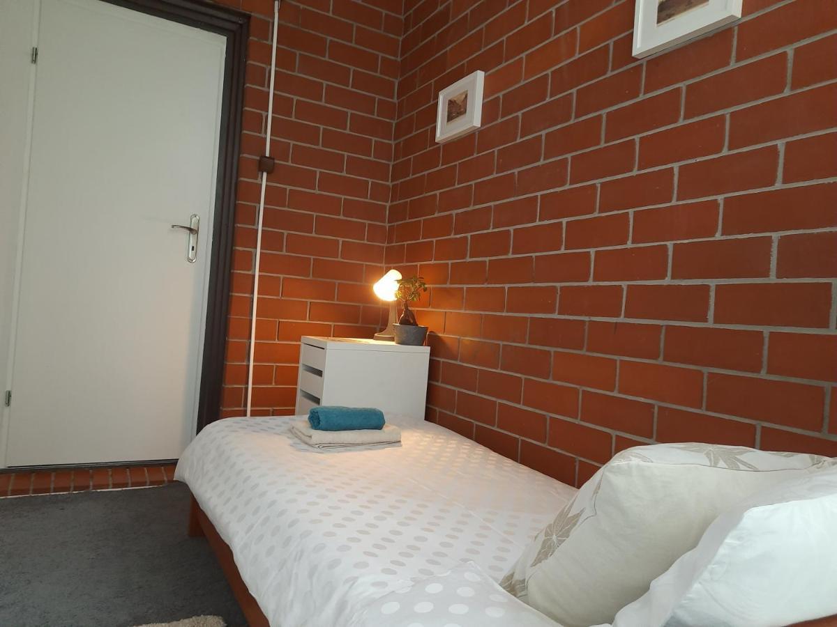 Ochota Forest Guest House Warsaw Ngoại thất bức ảnh